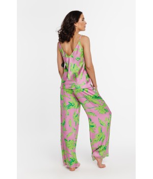 Detalle del estampado floral en viscosa del pijama